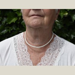 Halsbnd i hvidt flet med slvls, returvare uden fejl