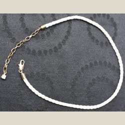 Halsbnd i hvidt flet med guldls, returvare uden fejl