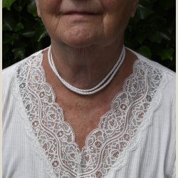 Halsbnd i hvidt flet med guldls, kan vikles en eller to gange om halsen, nyt.