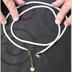 Halsbnd i hvidt flet med guldls, kan vikles en eller to gange om halsen, nyt.