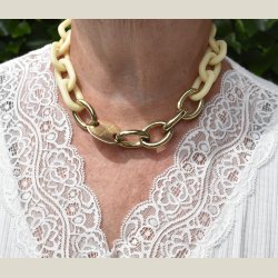 Halskde med hvide ringe og guldringe og ls. Brugt uden fejl.