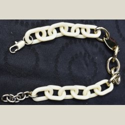 Halskde med hvide ringe og guldringe og ls. Brugt uden fejl.