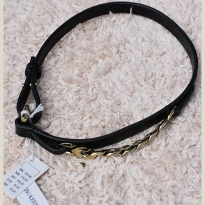 Halsb�nd i sort l�der med guldk�de, nyt. Nypris 479kr.