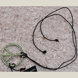 Halssmykke med bindesnor og tegn i lysgrn og slv. Returvare uden skader.