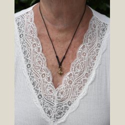 Sort indstilleligt halsbnd med guldvedhnd. brugt uden fejl.