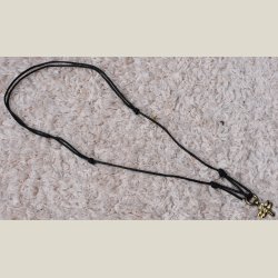 Sort indstilleligt halsbnd med guldvedhnd. brugt uden fejl.