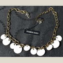 Halskde med guldbelgning og hvide ldercirkler. Let slitage.