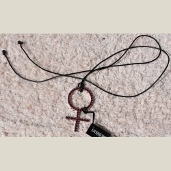 Halssmykke med bindesnor, kvindetegnet i rdt og slv. Fejlfri returvare.