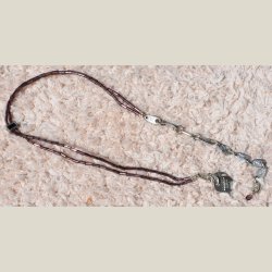 Halskde med lange smalle violette "perler", Brugt.