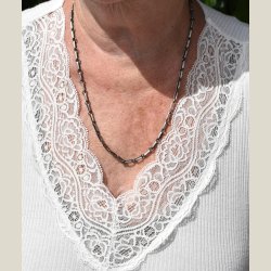 Halskde i metalfarve, brugt.