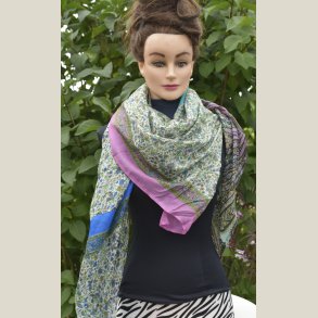 Luxus i 100% tabby silke. florlet og farverigt stort t�rkl�de p� 140 x 140cm.