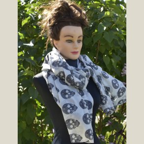 Lille t�rkl�de af bomuld med kranier. M�l 90 x 100cm.