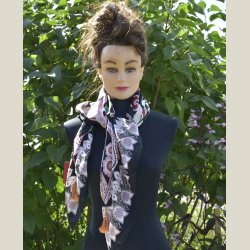 Trklde af silke. Ml 100 x 100cm.