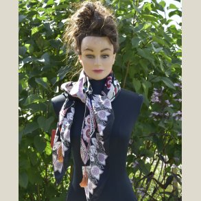 T�rkl�de af silke. M�l 100 x 100cm.