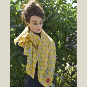 Stort t�rkl�de med for�rsfarver i bomuld. M�l 110 x 180cm.