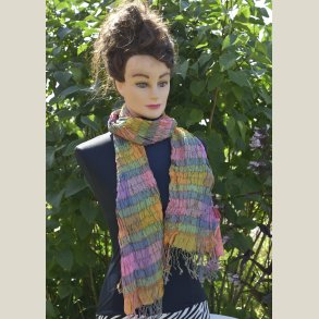 Rynket, mangefarvet t�rkl�de af silke. M�l ca. 35 x 160cm.