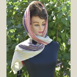 Trklde af viscose, lys med striber. Ml 50 x 180cm.