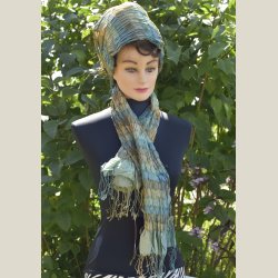 Rynket (med vilje) trklde af silke. Ml ca. 35 x 160cm.