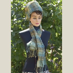 Rynket (med vilje) t�rkl�de af silke. M�l ca. 35 x 160cm.