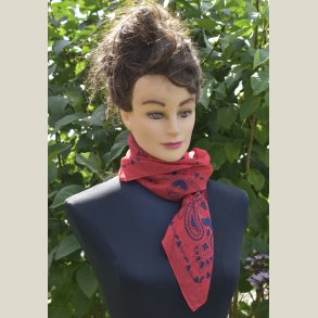 Sk�nt lille halskl�de lavet af 50% modal og 50% viskose. M�l 70 x 70cm.