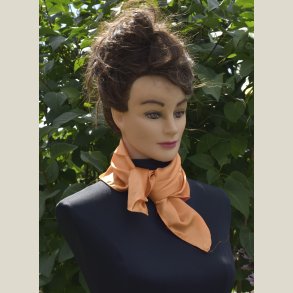 Lille let halskl�de lavet af polyester. M�l 50 x 50cm.