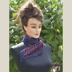 Flot lille halsklde lavet af 50% modal og 50% viskose. Ml 60 x 60cm.