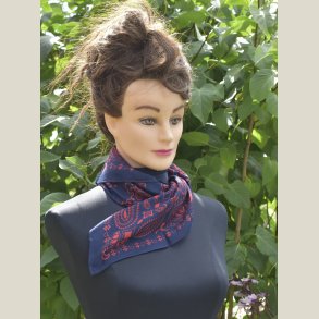 Flot lille halskl�de lavet af 50% modal og 50% viskose. M�l 60 x 60cm.