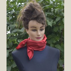 Let lille halsklde af polyester. Ml 50 x 50cm.