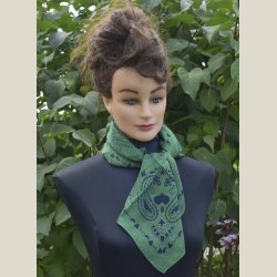 Smukt lille halsklde lavet af 50% modal og 50% viskose. Ml 60 x 60cm.