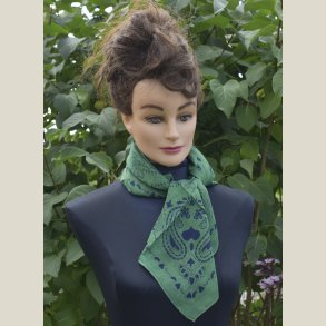 Smukt lille halskl�de lavet af 50% modal og 50% viskose. M�l 60 x 60cm.