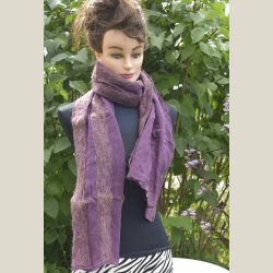 Lkkert trklde af 50% silke og 50% uld. Ml 50 x 160cm.