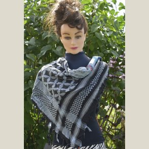 Trekantet sk�rf i Arafatstil, lavet af bomuld. M�l 130 x 90 x 90cm.