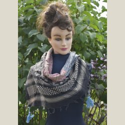 Trekantet skrf i Arafatstil, lavet af bomuld. Ml 130 x 90 x 90cm.