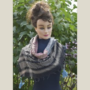 Trekantet sk�rf i Arafatstil, lavet af bomuld. M�l 130 x 90 x 90cm.