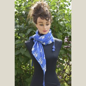 Lille bl�t t�rkl�de lavet af viskose og med hvide kranier. M�l 70 x 70cm.