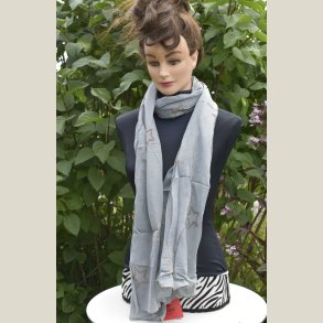 Langt gr�t bomuldst�rkl�de med store stjerner p�. M�l 65 x 200cm.