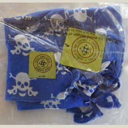 Lille blt trklde lavet af viskose og med hvide kranier. Ml 70 x 70cm.