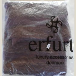 Lkkert trklde af 50% silke og 50% uld. Ml 50 x 160cm.