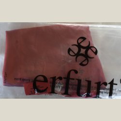 Let lille halsklde af polyester. Ml 50 x 50cm.