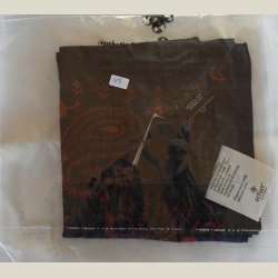 Flot lille halsklde lavet af 50% modal og 50% viskose. Ml 60 x 60cm.