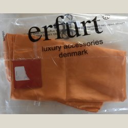 Lille let halsklde lavet af polyester. Ml 50 x 50cm.