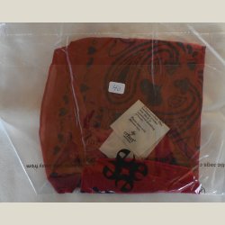 Sknt lille halsklde lavet af 50% modal og 50% viskose. Ml 70 x 70cm.