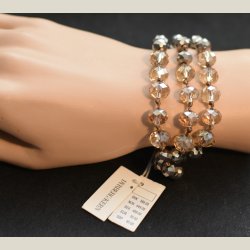 Fint nyt perlearmbnd. Omkreds 16cm. Nypris 399kr