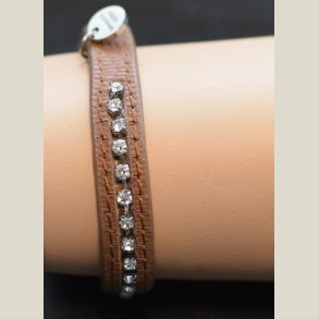 Lderarmbnd med klare sten og D/K charm. Let brugt.