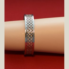 Metalfiligran i slv, brugt, som nyt. Diameter 6,5cm.