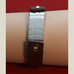 Lderarmbnd med slvsmykke. Brugt med spor. Omkreds 20cm.