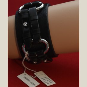 Stort armb�nd i sort/s�lv, unisex. Nyt med et par lagerskrammer. Nypris 749kr.