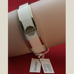 Flot nyt metalarmbnd i guld med hvidt bnd og monogram. Nypris 649kr. Diameter 6,5cm.