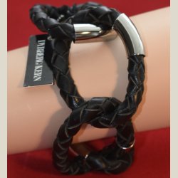 Stort, anderledes armbnd. 5 flettede ringe med slv til max. 18cm. hnd i omkreds. Returnerede, ok.