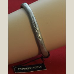 Armbnd i metal. Sjusket udfrt med vilje. Motto indgr. "good fortune". Returvare. Diam. 7 x 5,4cm.